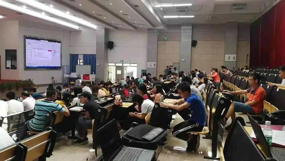 來自雷宇科教的謝寶老師帶著激光切割機“雷小宇”來到順德翁佑中學，為學員們帶來一堂專業(yè)激光知識培訓課程，場上座無虛席。