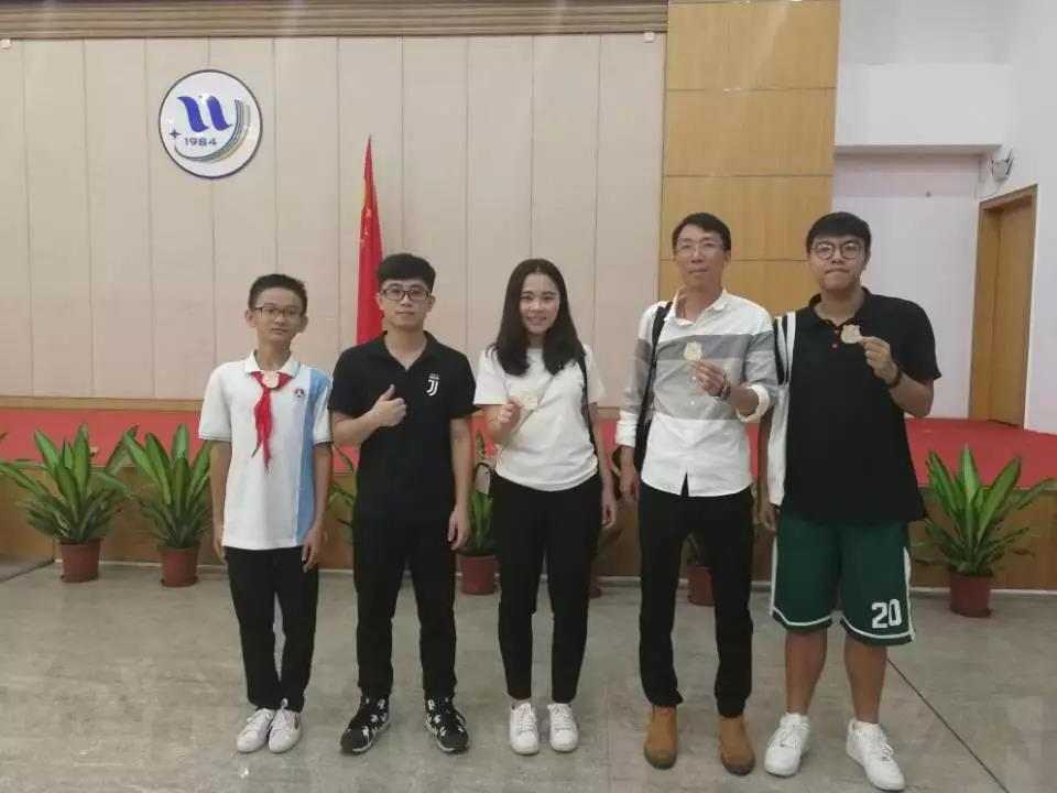 推動STEAM創(chuàng)客教育的發(fā)展，順德區(qū)教育局組織開展相關的專項培訓班，提升創(chuàng)客教師以及相關人員的創(chuàng)客素養(yǎng)和技能水平。